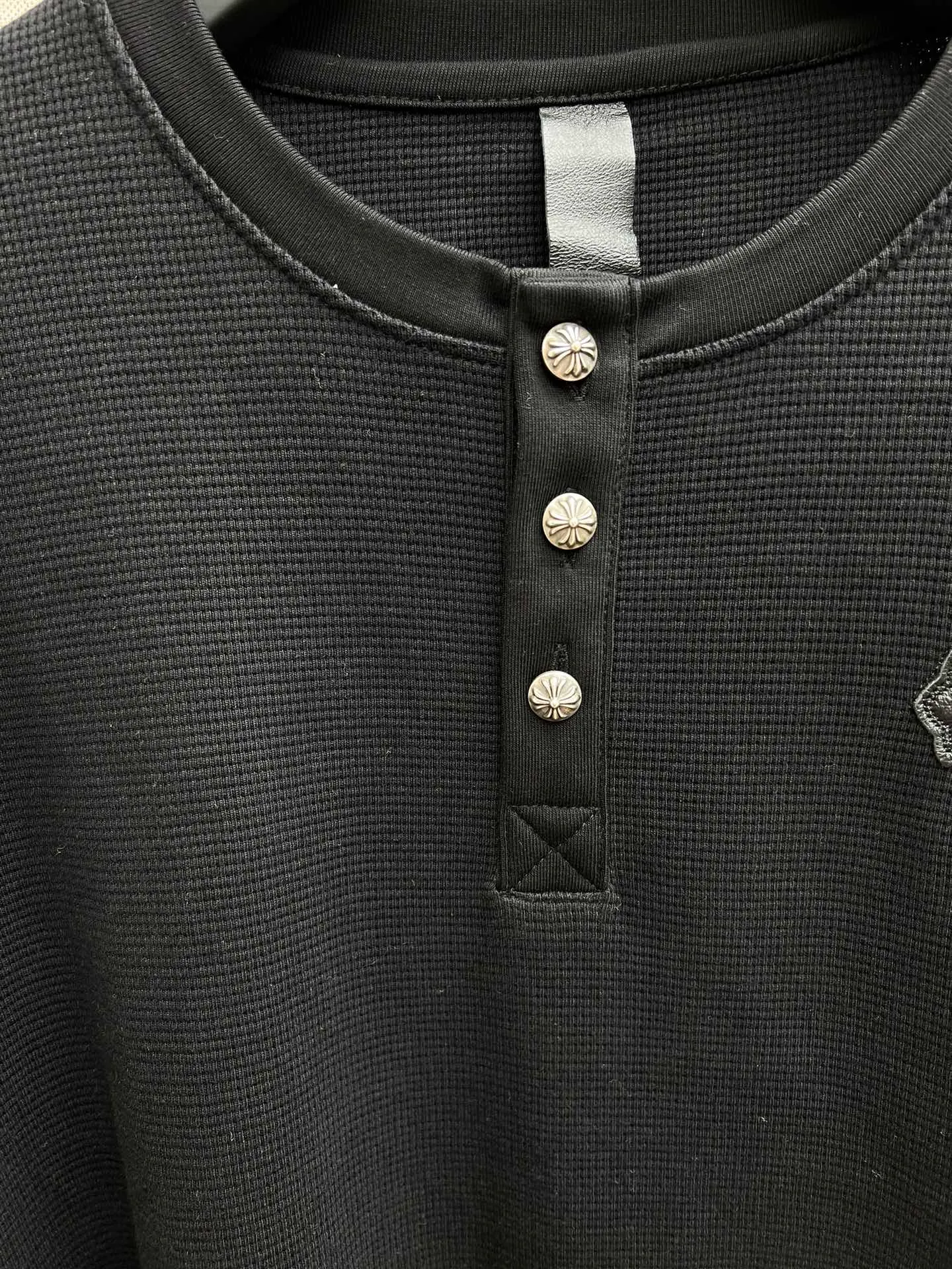 🅿️440 Crow Heart 25SS leather henley collar waffle sweatshirt. The fabric is made of 350g cotton waffle double-layer material before washing. Size: S.M.L